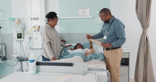 Pediatra, cinco anos e pai com filho no hospital para consulta de saúde em uma clínica