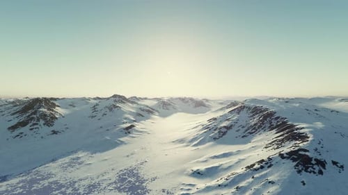 Montagne enneigée avec soleil éclatant
