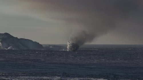 Videoaufnahme eines aktiven Vulkans mit roter Lava in der Nähe des Dorfes Grindavik