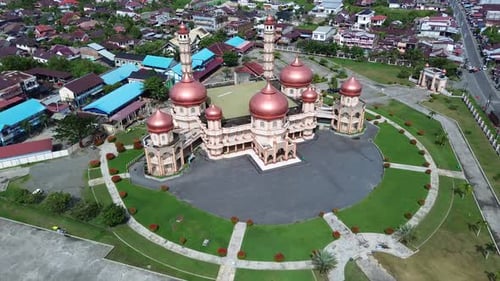 MT - Belle mosquée dans un paysage rural paisible