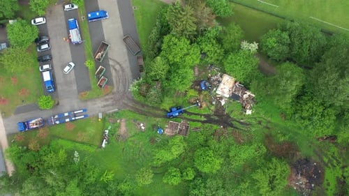 das Technische Hilfswerk THW reißt ein Haus mit einem Radlader ab