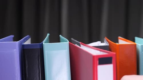 Bunte Ringordner zur Aufbewahrung von Dokumenten im Büro