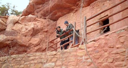 Turistas en las ruinas de los nativos americanos, los acantilados de Colorado y el Museo Adobe