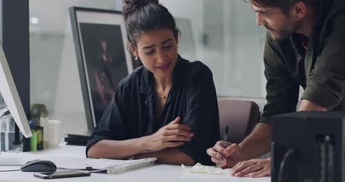 Vidéo 4K montrant deux jeunes collègues participant à une séance de brainstorming dans un bureau moderne