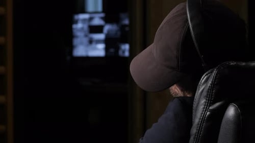 Guard Sleeping, moniteurs de surveillance en arrière-plan flou