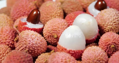 Rotationshintergrund mit exotischen Früchten aus Litschi. Geerntete Litschifrüchte oder Beeren. Asiatisches Essen