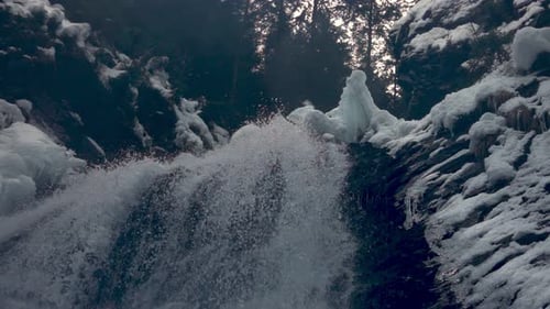 Winterwasserfall in Zeitlupe