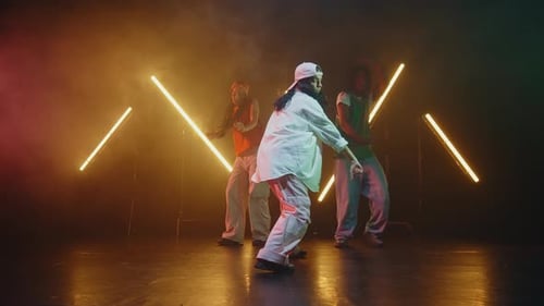 Dançarinos apresentando uma dança moderna de hip hop