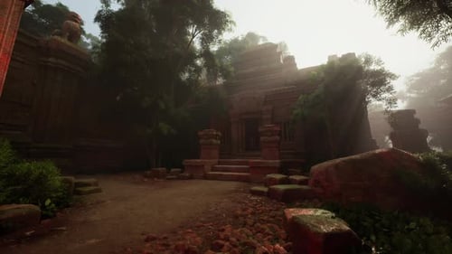 Sentier menant à travers une forêt dense jusqu'à un temple maya caché