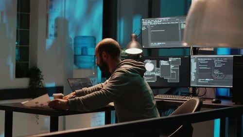 Desenvolvedor de banco de dados em busca de algo na mesa