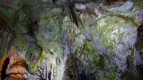 Innere der Kumistavi-Höhle, bekannt als Prometheus-Höhle,