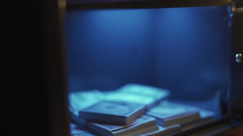 Un voleur pirate un coffre-fort Électronique et vole de l'argent