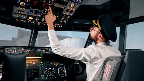 Cabina de avión El piloto comprueba la electrónica del avión pulsando los botones