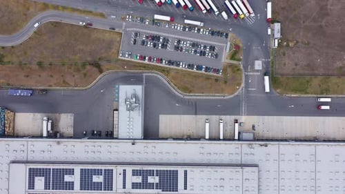 Vue aérienne d'un centre logistique et de camions de Lidl près de Sliven, Bulgarie