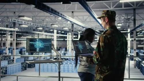 Ein Soldat in einer technischen Rolle verwendet KI auf einem Laptop zur Verwaltung von Server-Hub-Systemen