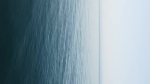 Panoramaaufnahme von wunderschönem Sonnenuntergang über dem Meer Wunderschöne Meereslandschaft Sonnenblendung Kleine Wellen auf dem