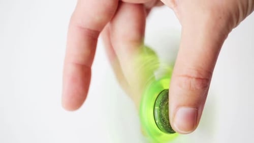 Juguetes, entretenimiento y gente: jugando a mano con Spinning Fidget Spinner