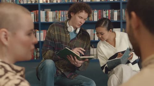 Schüler machen Hausaufgaben und diskutieren Problemlösungen in der Bibliothek