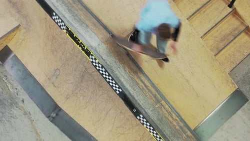 Junge Skateboard-Freunde im Indoor Park