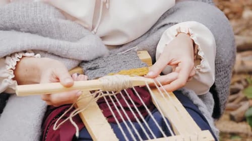 Handgekonnt komplizierte Designs auf einem traditionellen Webstuhl in einer ruhigen Umgebung im Freien herstellen