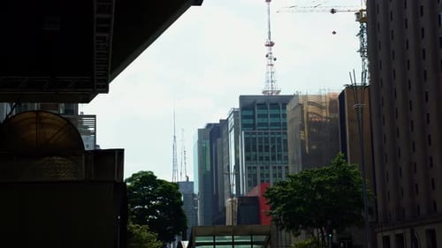 Foto de 4K ligeiramente inclinada para baixo com vista para grandes arranha-céus da famosa avenida turística Paulista