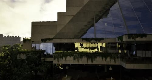 La arquitectura moderna se mezcla con la naturaleza en un entorno urbano durante el día