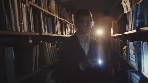 Bibliothekar zündet während eines Stromausfalls eine Fackel an