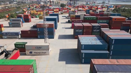 Luftaufnahme eines Containerterminals im Hafen, wo riesige Container auf ihre Reise warten