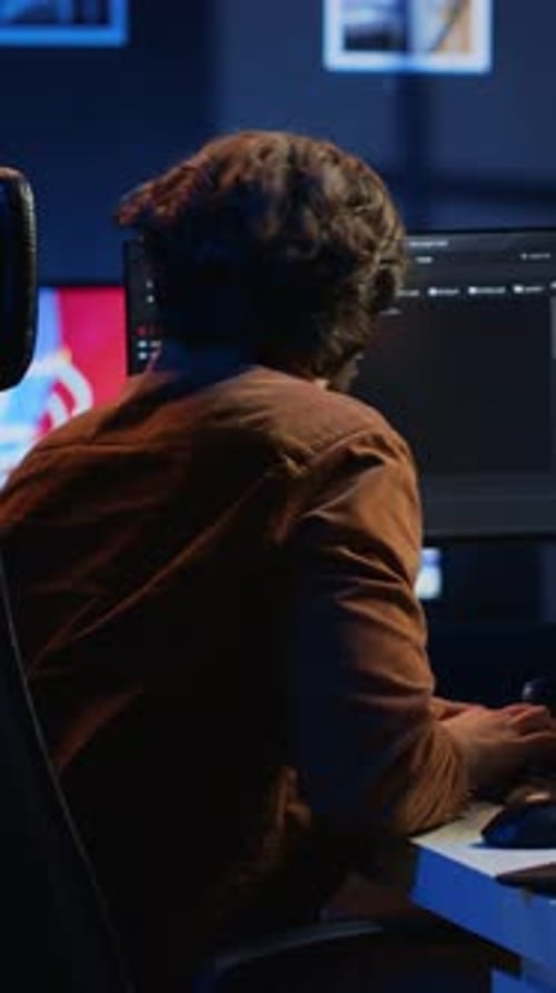 IT-Entwickler unter Zeitdruck, der Kaffee trinkt und Multitasking macht