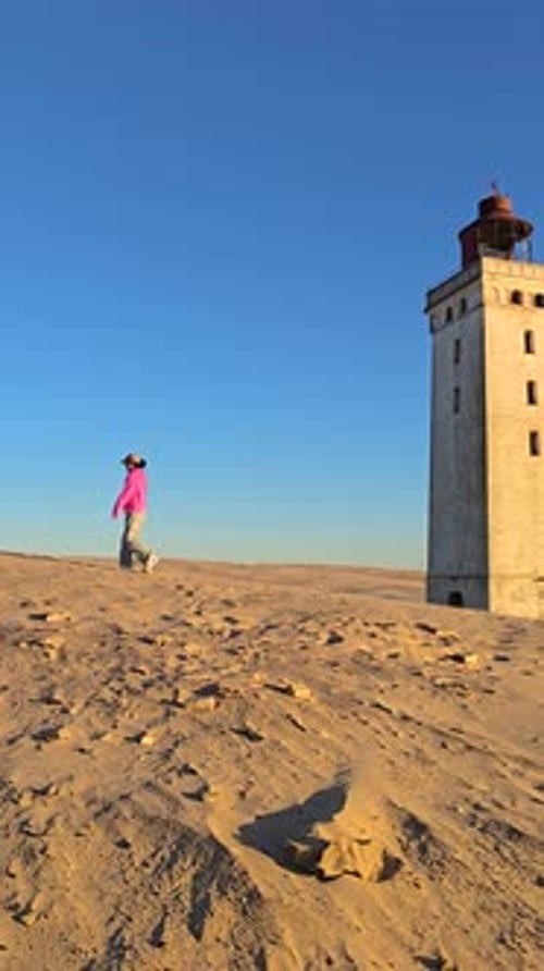 Marcher le long des dunes de sable près du phare emblématique de Rubjerg, Knude, Jutland, Danemark