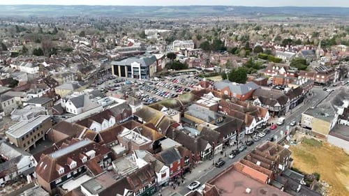 O retrocesso aéreo do drone revela a rua principal da cidade de Sevenoaks, Kent, Reino Unido