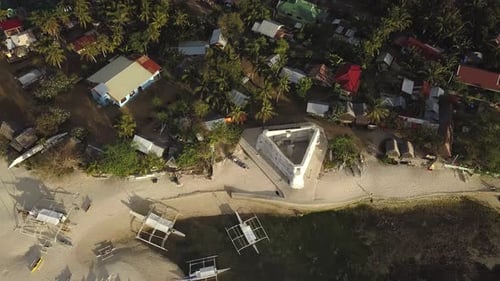 Vista aérea sobre o litoral da Ilha Pamilacan, Bohol, com um tradicional barco bangka em plena