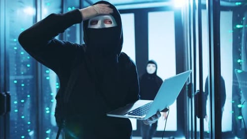 Un hacker de l'ombre opère dans le monde numérique en se concentrant intensément sur son ordinateur portable