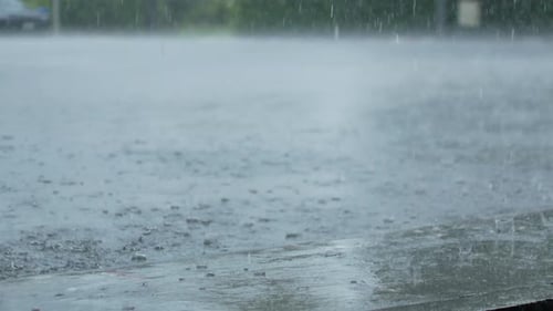 4K-Videoaufnahme auf der lokalen Straße in Phuket City, während es in der Regenzeit stark regnet.