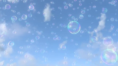 Aufsteigende glänzende irisierende Seifenblasen, die in den Himmel schweben