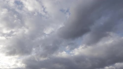 Sturmwolken Zeitraffer Dunkle Wolken blockieren die Sonne vor dem Sturm HDR BT2020 HLG-Material