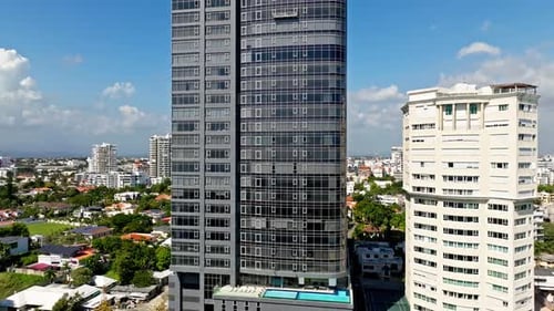 Arranha-céu de 27 torres de Anacaona com paisagem urbana ao fundo. Santo Domingo. Pedestal aéreo para cima