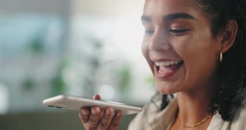 Smartphone, altavoz y mujer hablando por comunicación, contacto y tecnología con chat