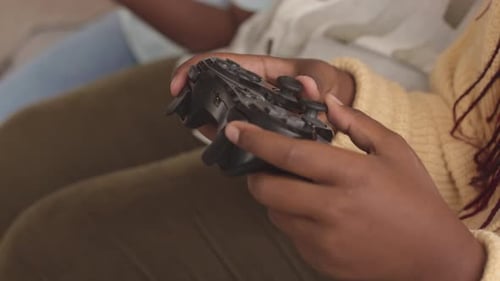 Mädchen spielt Videospiel mit Controller