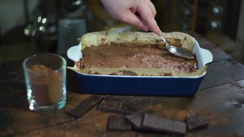 Schokoladendessert zubereiten. Vorbereitung für das Backen von Brownie-Kuchen. Man Hand Spread Schokolade