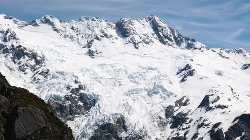 Vista de cerca de las montañas nevadas, los glaciares y el monte Sefton en un día despejado y soleado de verano en Mount Coo