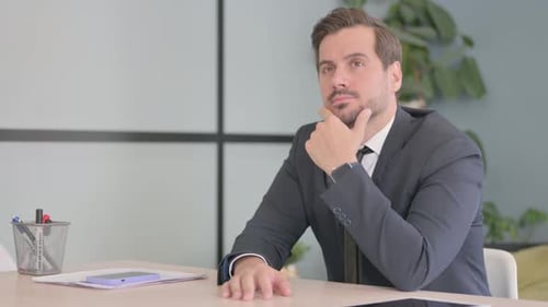 Empresário atencioso pensando em uma nova ideia