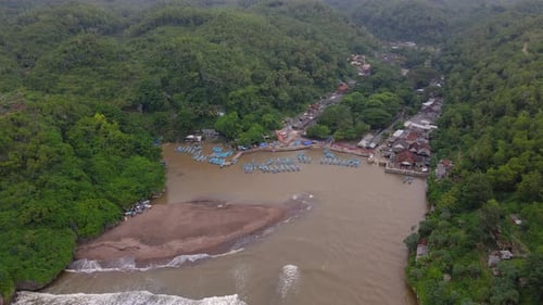 Die Bucht ist von Hügeln und Wäldern umgeben, die als Hafen für Fischerboote genutzt werden - Baron Beach,
