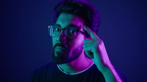 Nahaufnahme, Porträt, neonfarbener, ultravioletter Hintergrund, Indischer Mann, Entwickler, Programmierer, Intelligenter Hacker, Clever