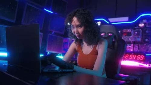 Ein Hacker benutzt einen Laptop, um nachts Daten zu stehlen