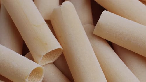 Rohe italienische spanische Cannelloni-Nudeln im Supermarkt, Textur, Nahaufnahme, Kochhintergrund, italienisches Essen