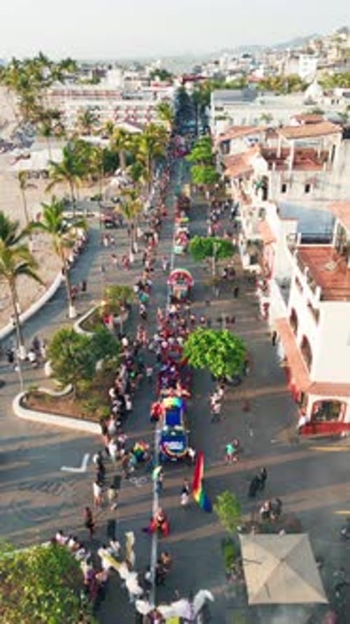 Zumbido revela el desfile del orgullo, una celebración por la igualdad, Puerto Vallarta, México
