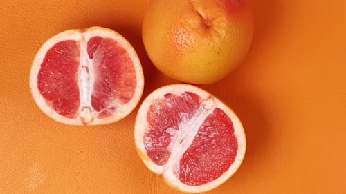 Nahaufnahme einer Orangenfruchtscheibe auf Holzuntergrund