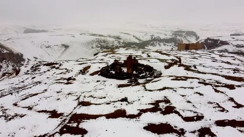 Drohnenaufnahme der Ruinen der kreisförmigen Erlöserkirche in Snowy Ani, Standort Türkei