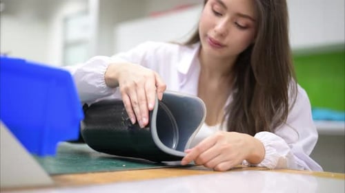 Techniker, der Beinprothesen in der Hand hält und im Labor arbeitet